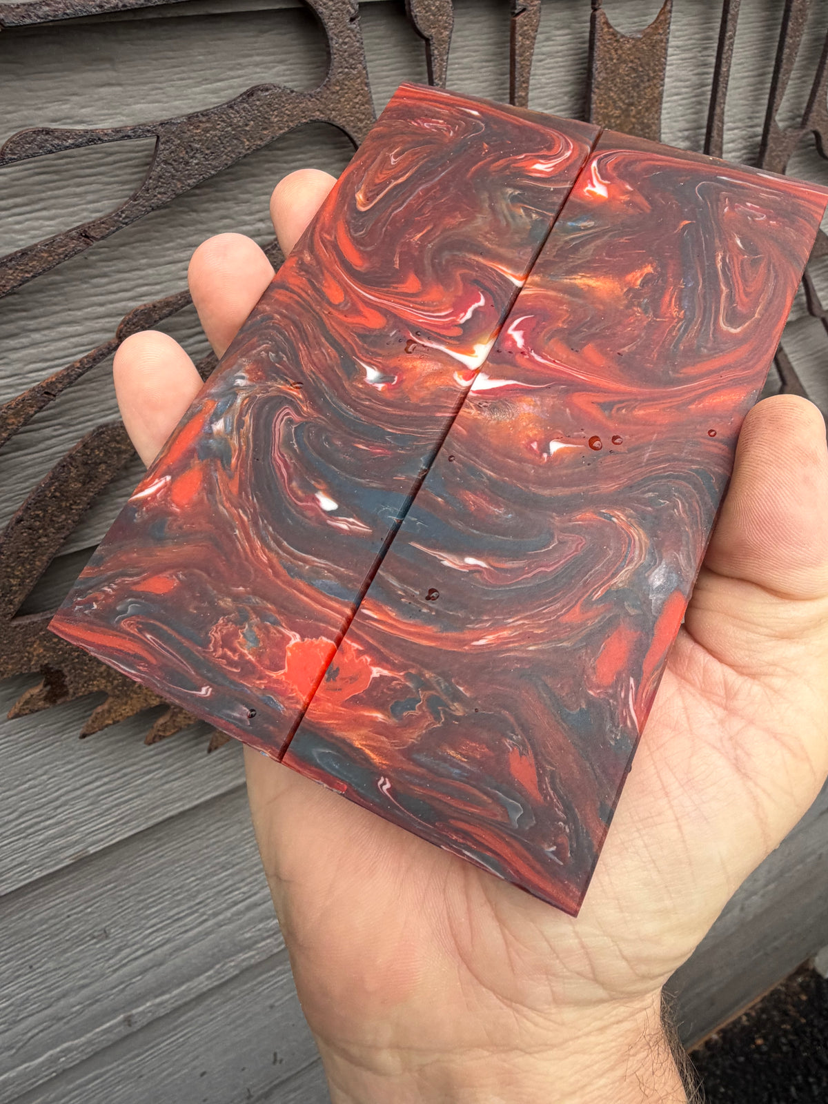 Custom magma knife scales 